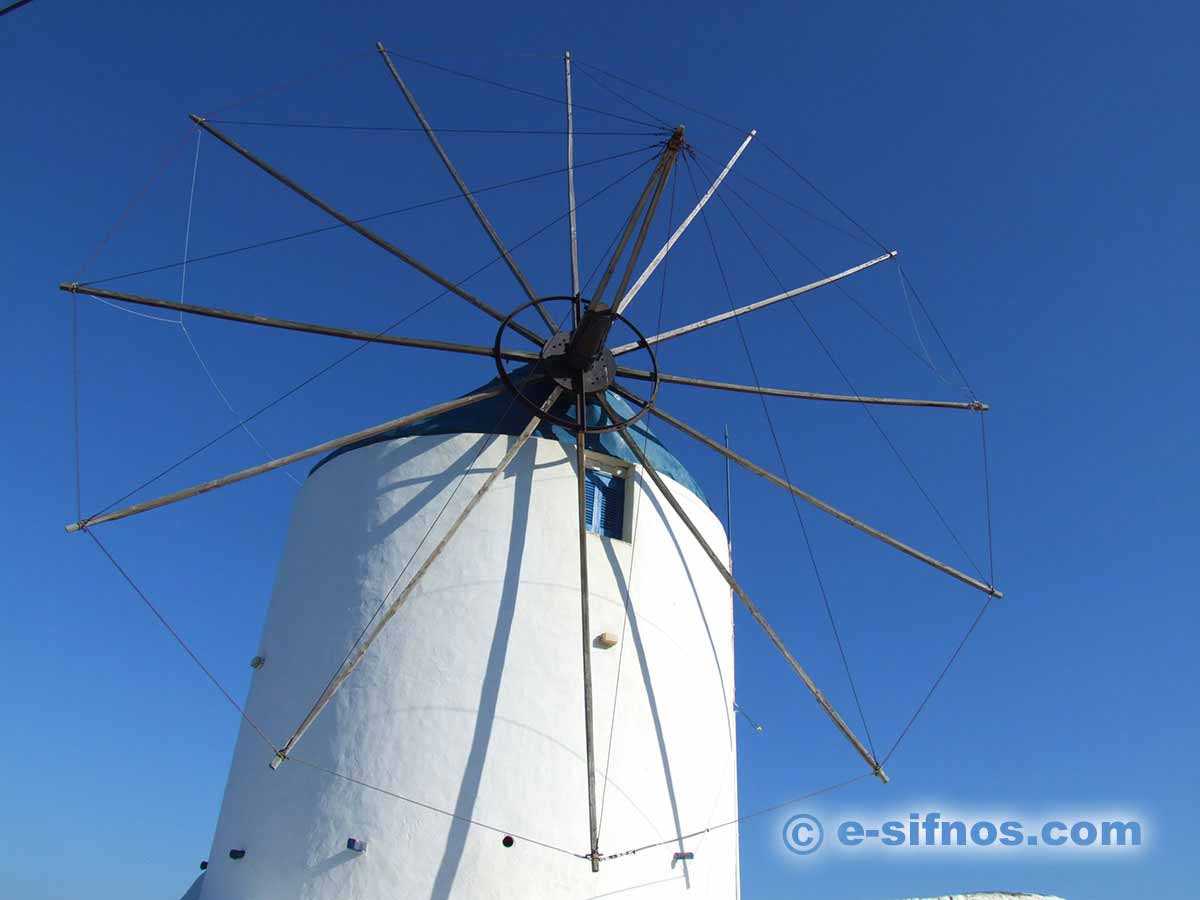 Traditionelle Windmühle im Dorf Artemonas