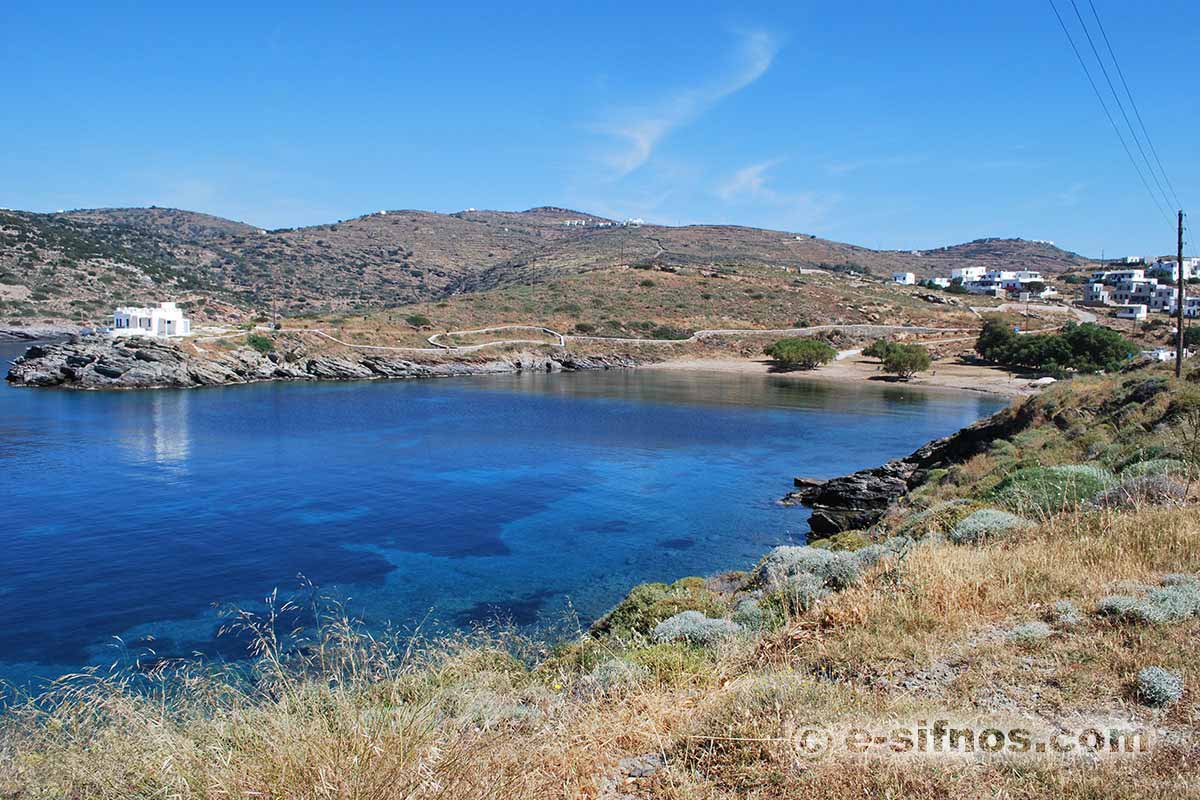 Der Strand von Fassolou von der Straße zum Kloster Stavros aus