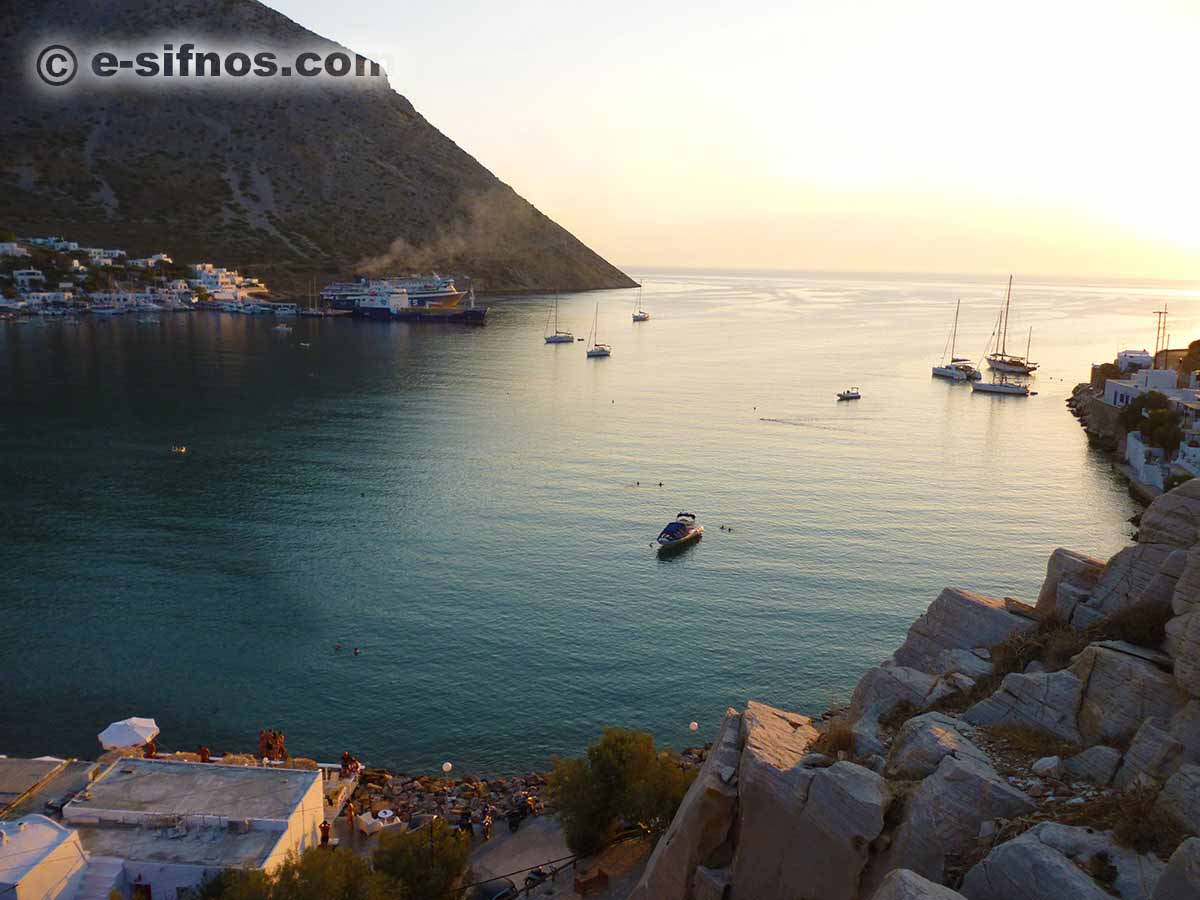 Die Bucht von Kamares bei Sonnenuntergang
