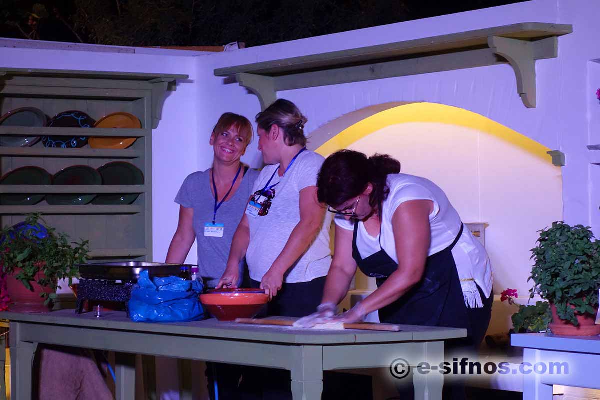 Vorführung eines traditionellen Rezepts aus Syros beim Kykladischen Gastronomiefestival