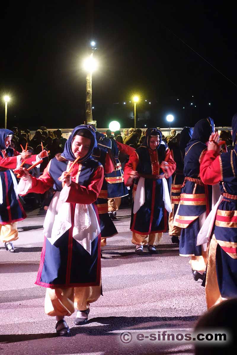Darstellung griechischer Volkstänze beim Kykladischen Gastronomiefestival