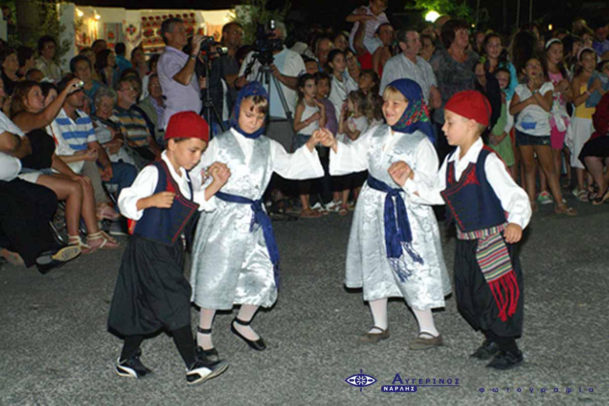 Kinder führen griechische Volkstänze beim Kykladischen Gastronomiefestival auf