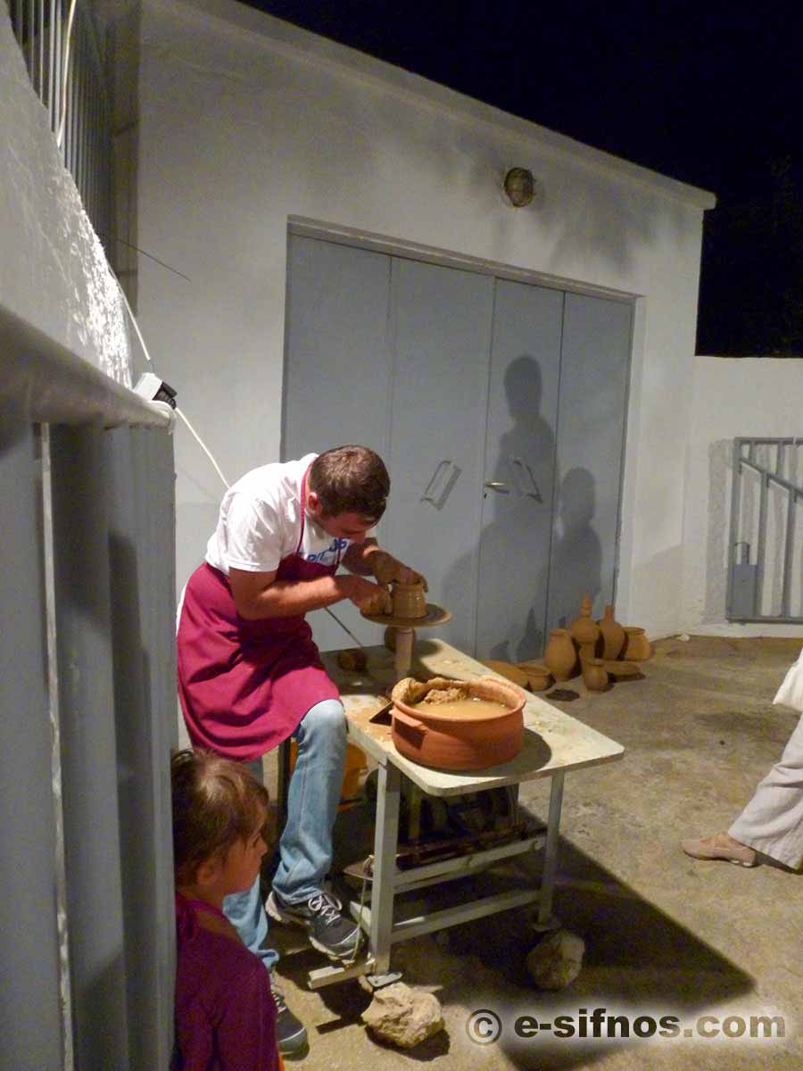 Präsentation der Töpferkunst beim Kykladischen Gastronomiefestival
