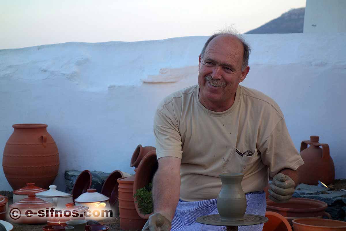 Präsentation der Töpferkunst beim Kykladischen Gastronomiefestival auf Sifnos