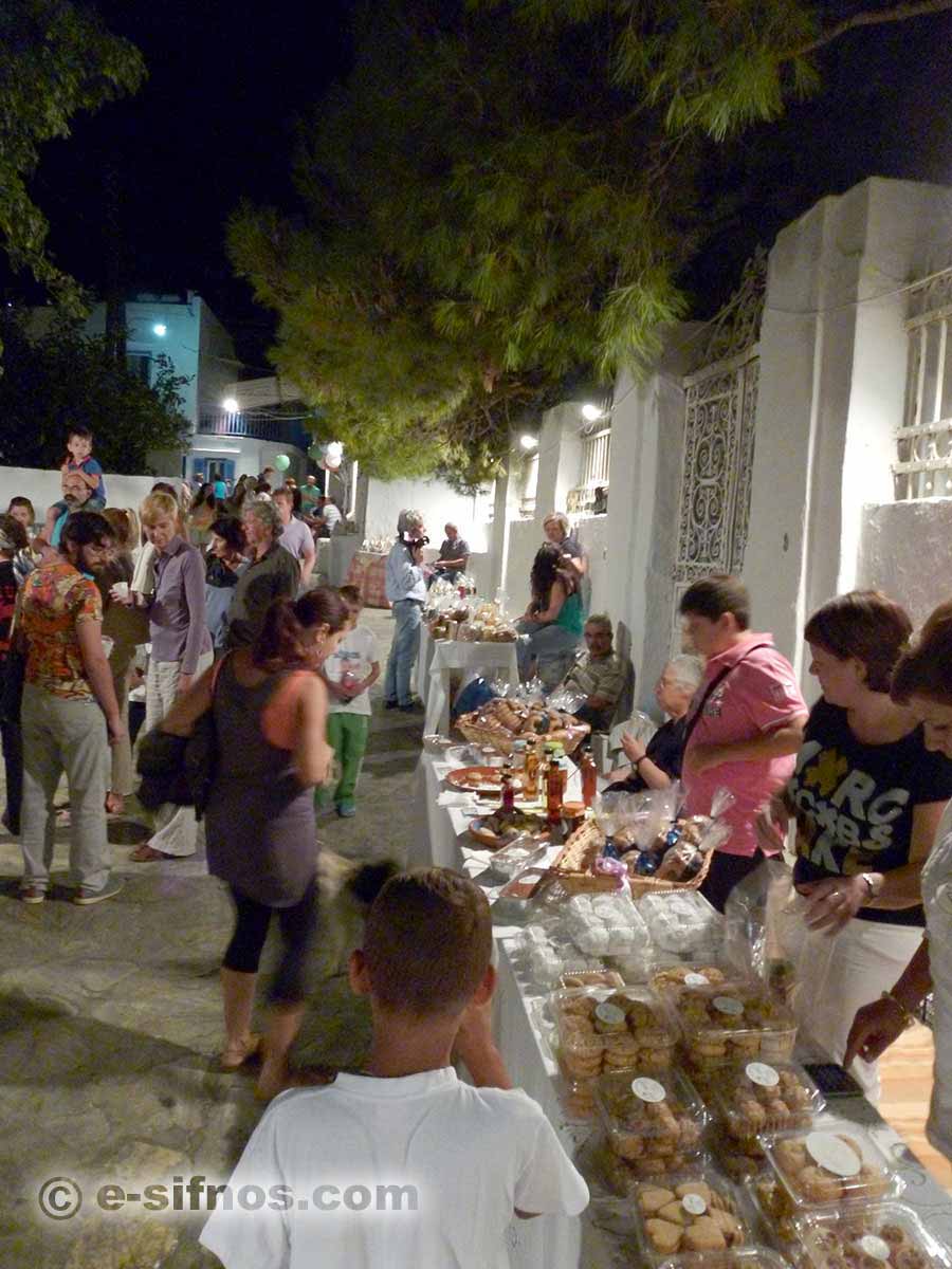 Der kleine Markt in den Gassen von Artemonas beim Kykladischen Gastronomiefestival