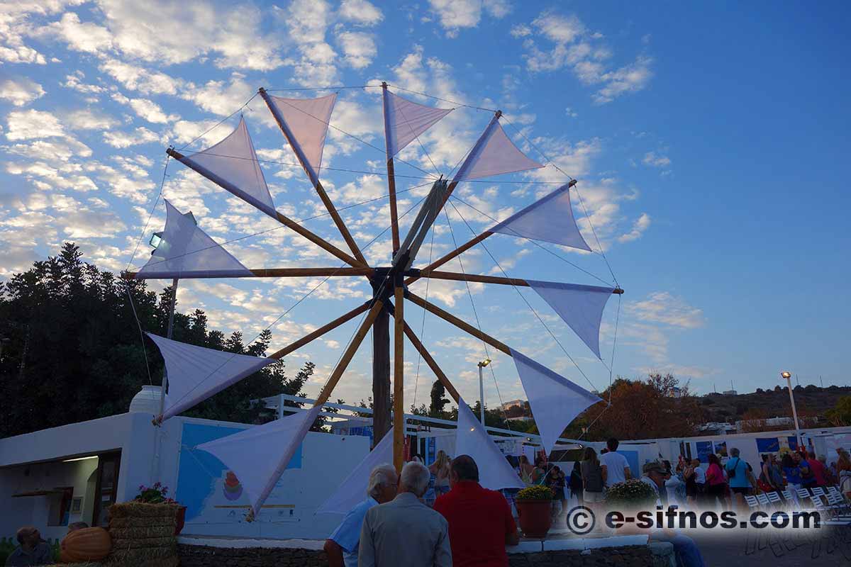 Holz-Windmühle beim Kykladischen Gastronomiefestival auf Sifnos