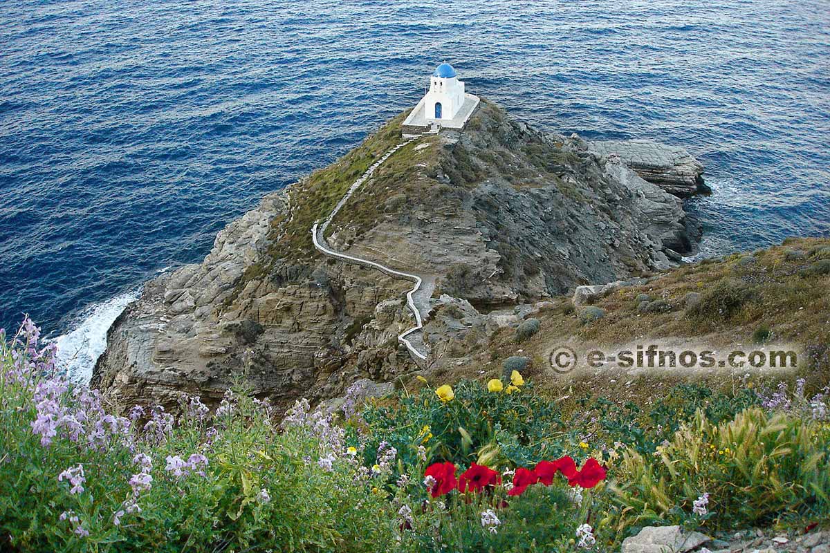 Die Kapelle der 7 Märtyrer in Kastro im Frühling