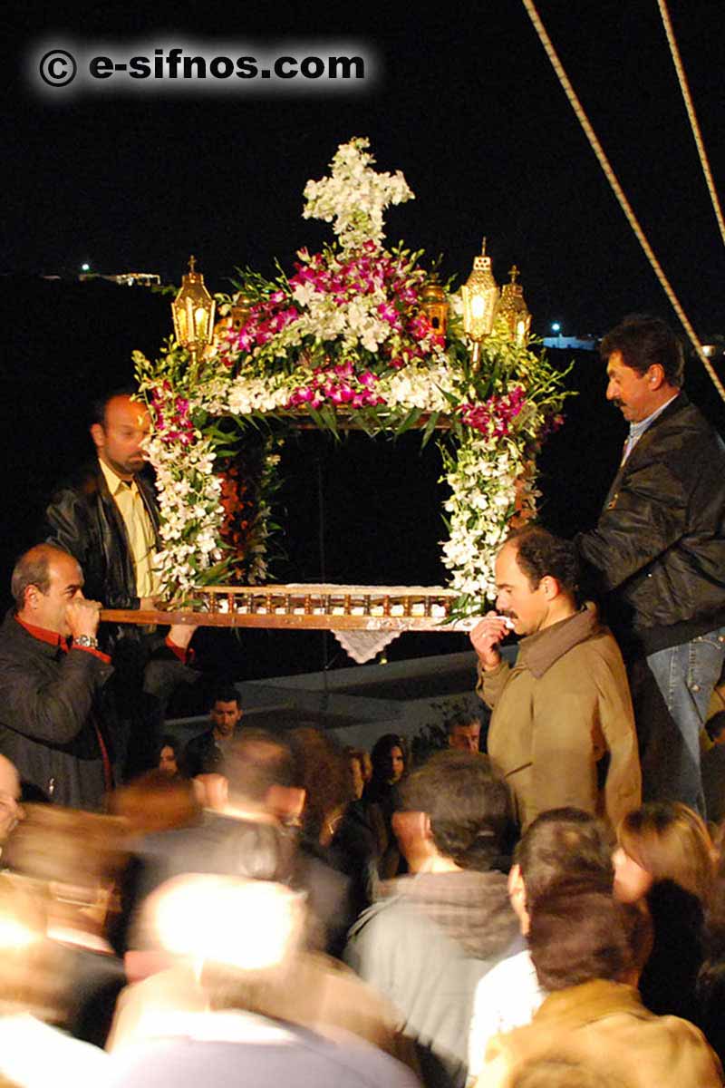 Der Epitaphios wird hochgehalten, damit die Menschen darunter hindurchgehen können