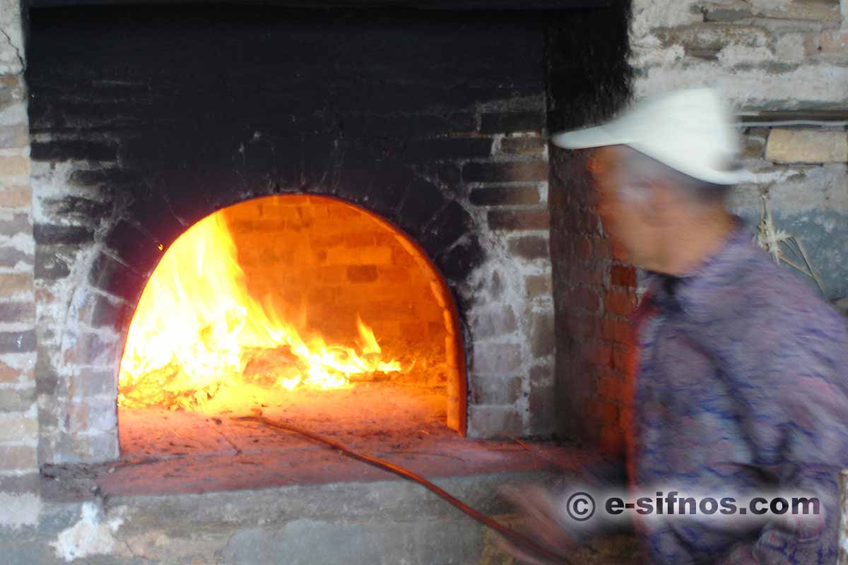 Vorbereitung des Holzofens für das Mastelo zu Ostern auf Sifnos