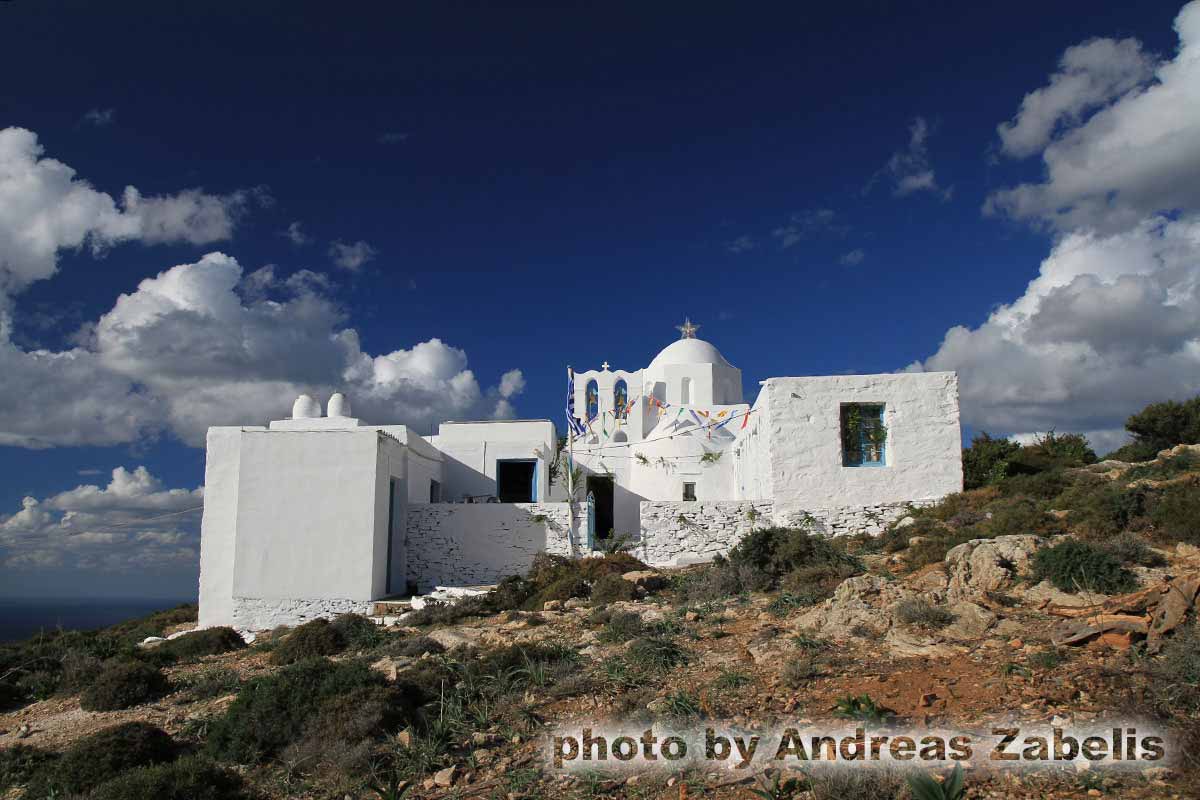 Kapelle des Agios Nikolaos t’Aerina auf Sifnos, festlich geschmückt