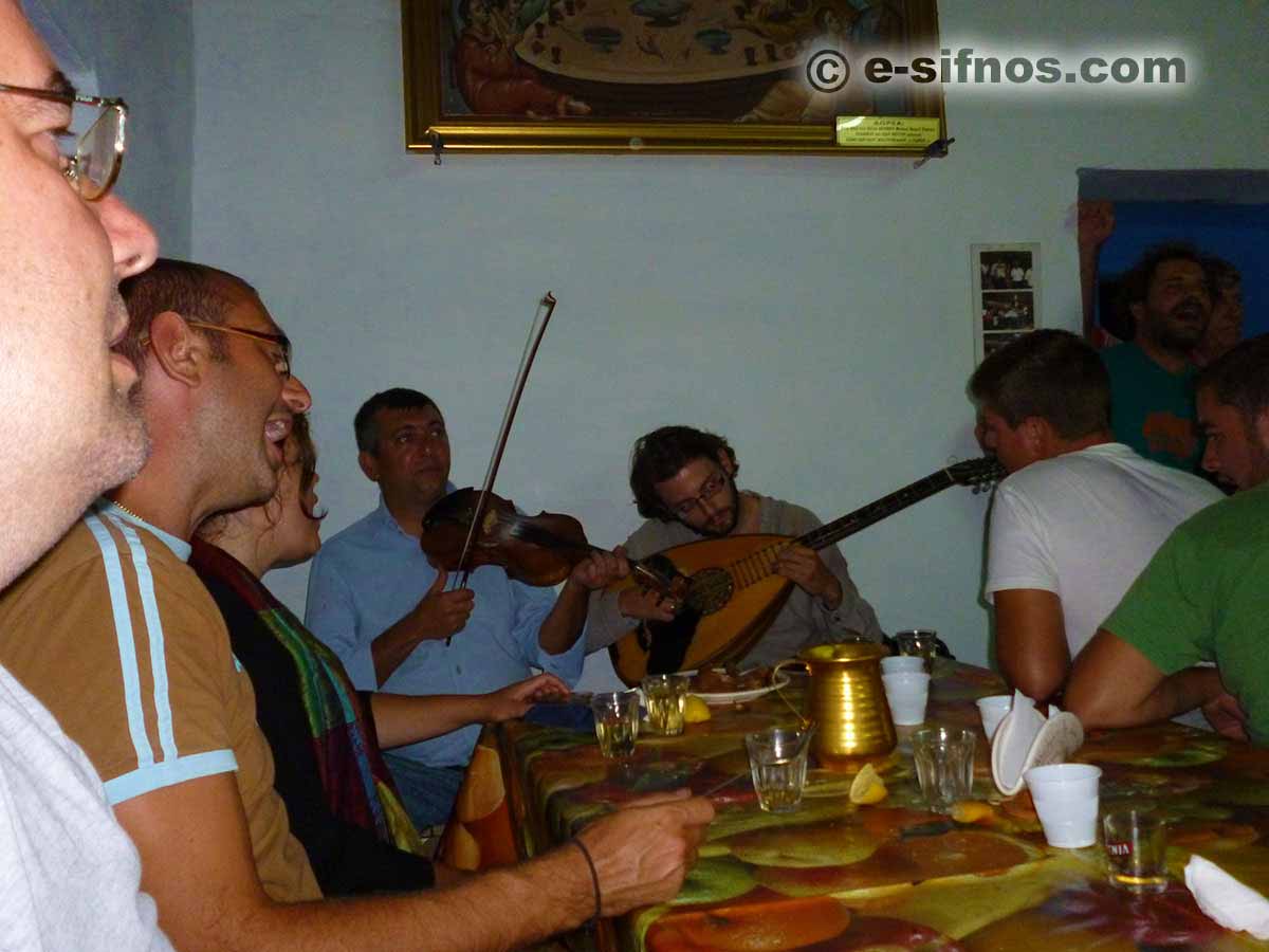 Geiger spielen beim Fest von Ai Gianis Mavro Chorio, während die Menschen singen