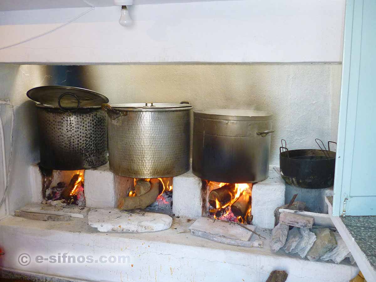 Kochen in großen Kesseln beim Fest in Stavros in Faros am 13. September