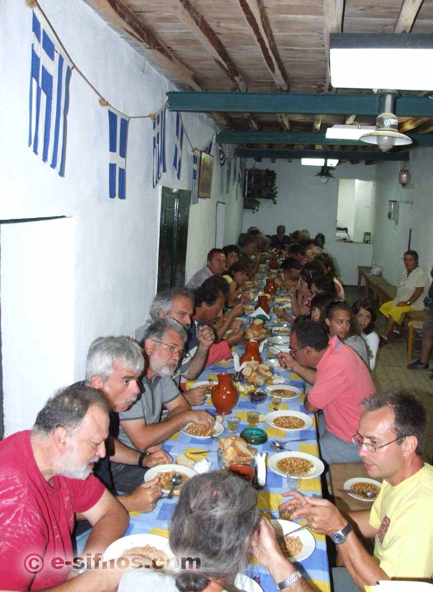 Menschen essen Kichererbsensuppe beim Fest der Panagia Toso Nero