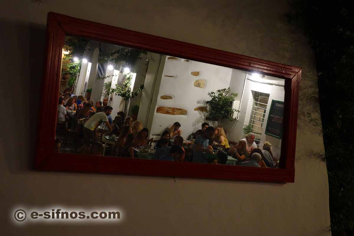 Die Gasse von Apollonia bei Nacht auf Sifnos