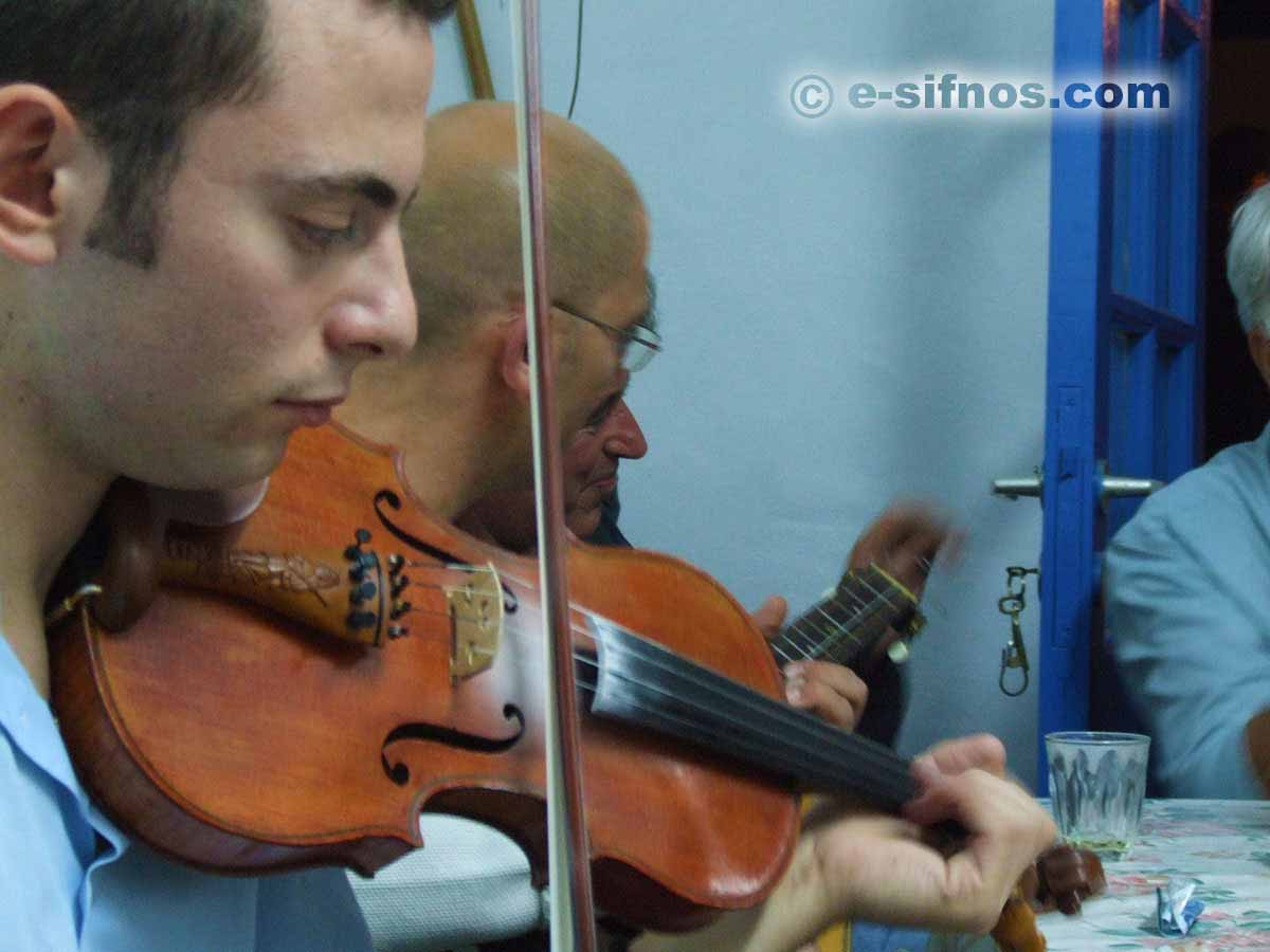 Traditionelle Musiker bei einem Fest auf Sifnos