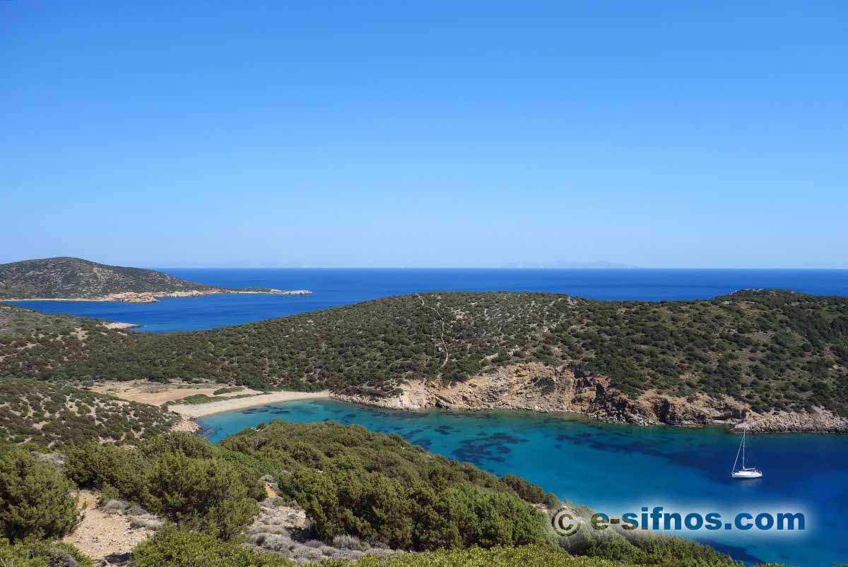 Strand von Fikiada vom Weg aus gesehen